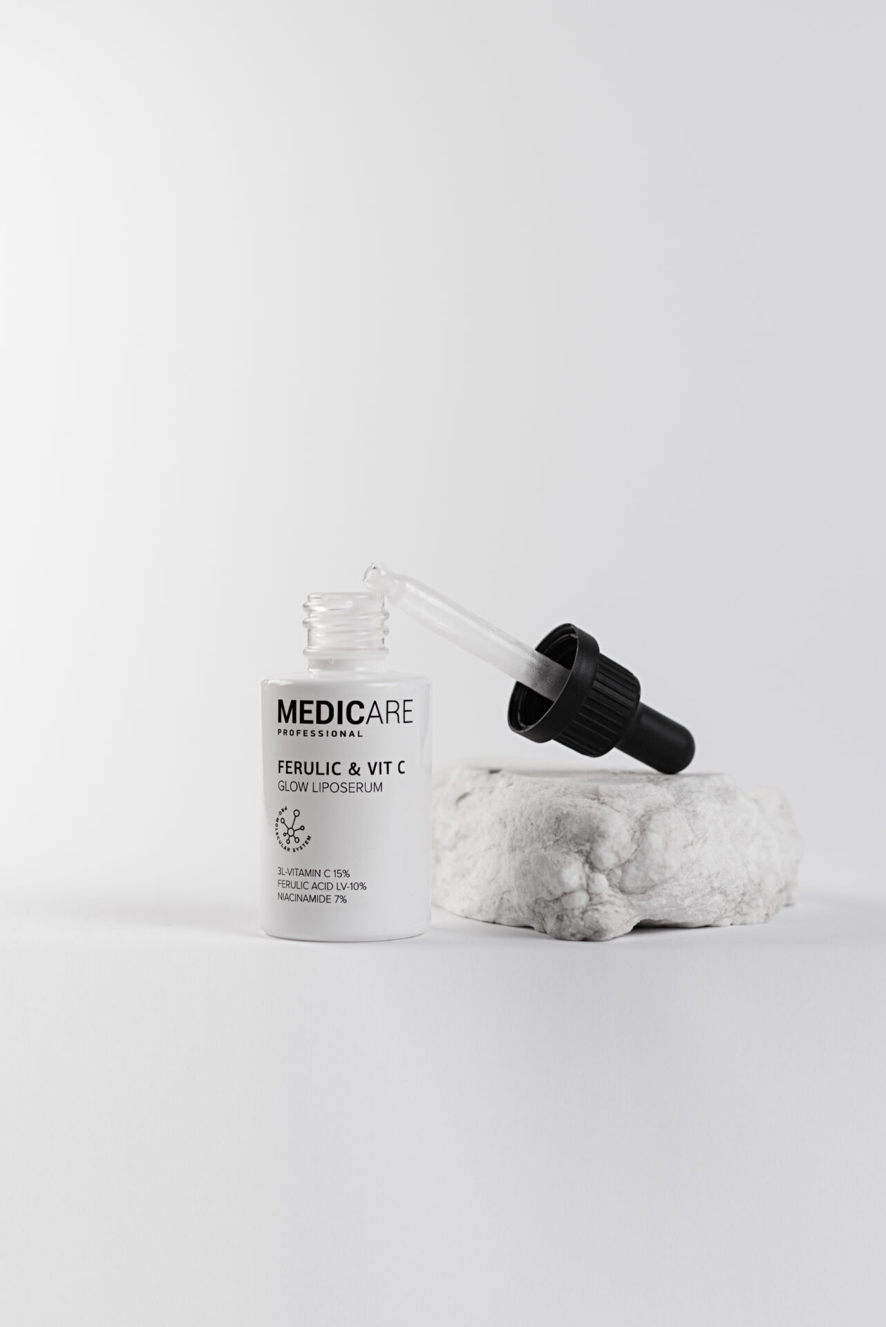 Medicare Professional Сыворотка для лица с витамином C 15%, феруловой кислотой и ниацинамидом для сияния и ровного тона кожи, 30 мл — изображение 2